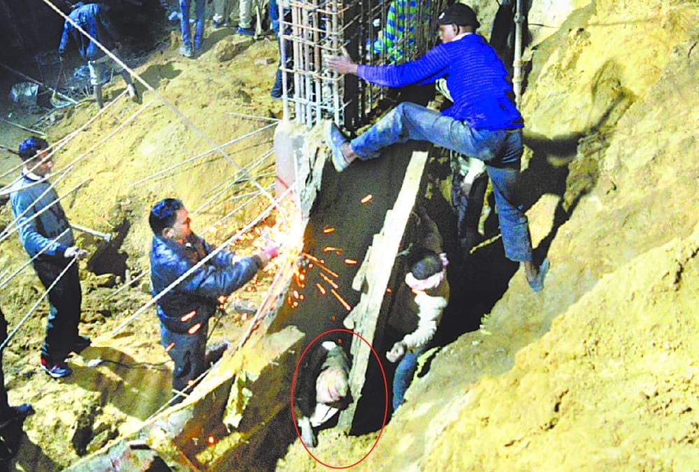 two labourer died in faizabad during construction of a building.