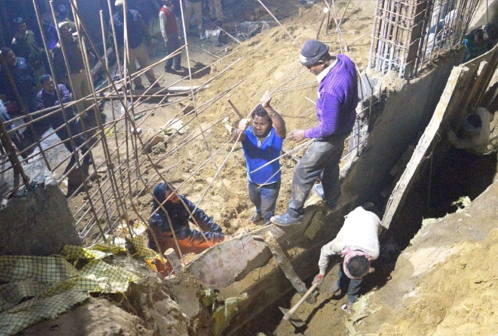 two labourer died in faizabad during construction of a building.