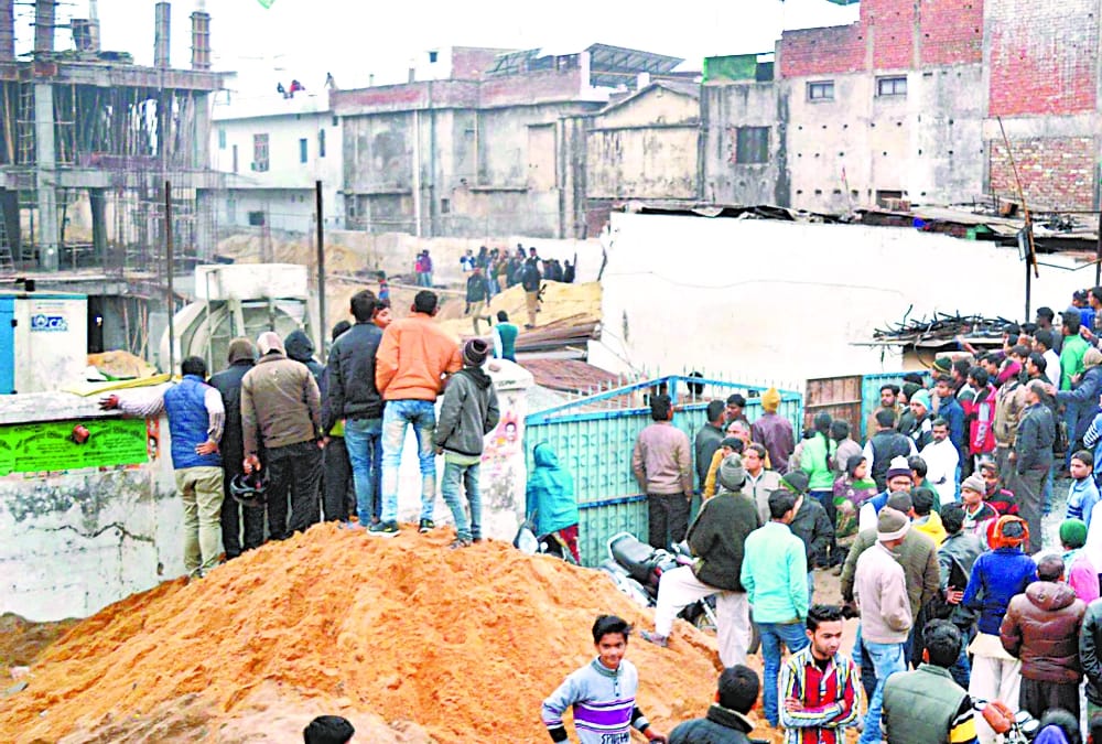two labourer died in faizabad during construction of a building.