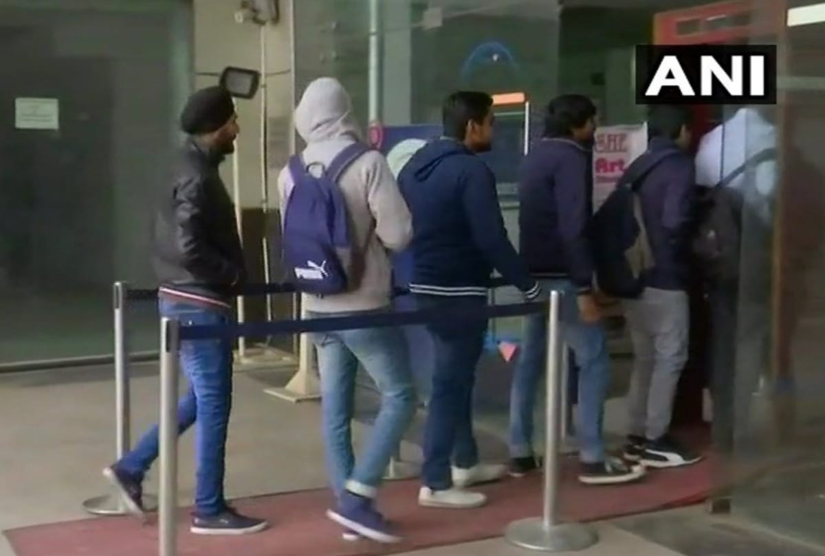 padmaavat release live: shows housefull in delhi ncr, ambience mall cancels shows and other peaceful