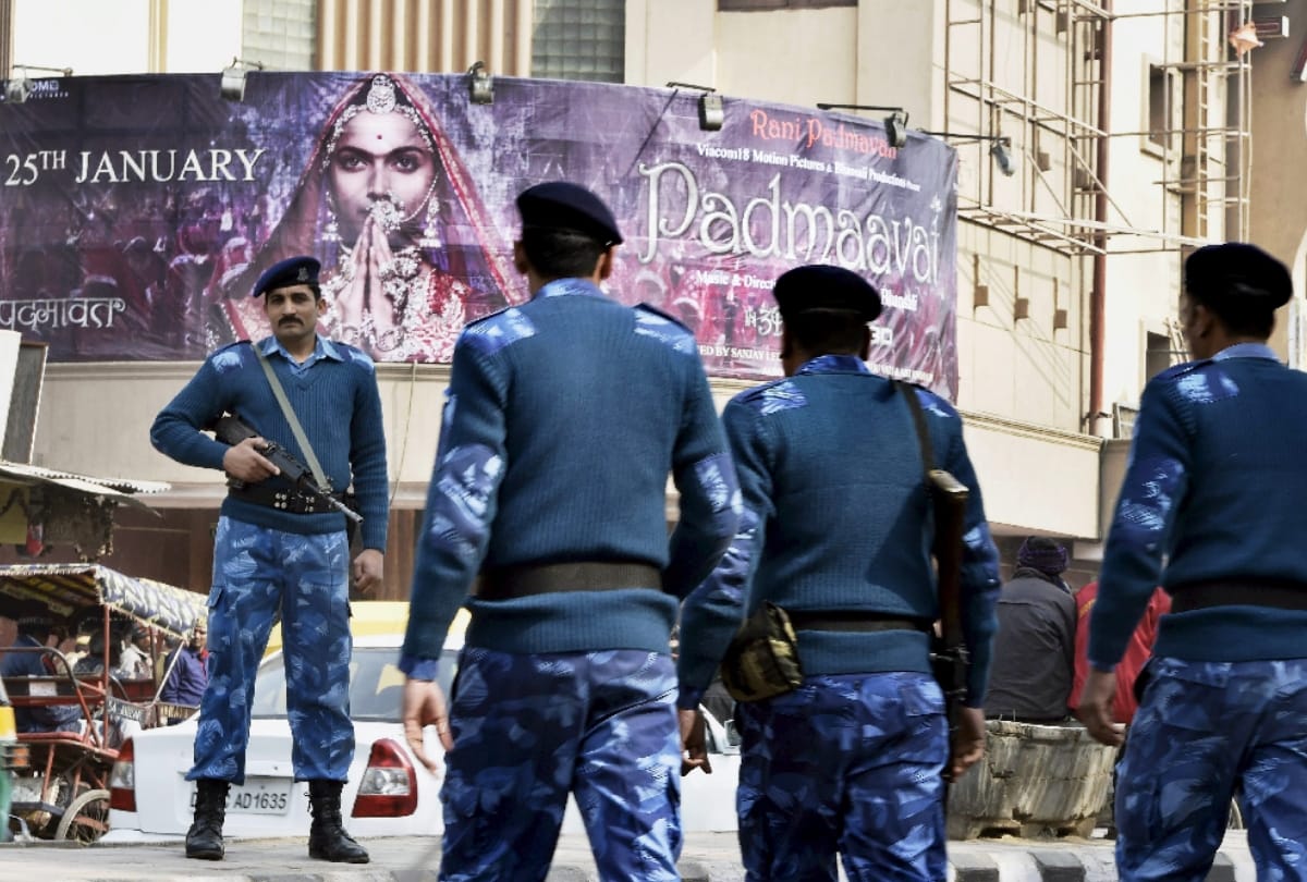 padmaavat controversy: rajasthan people moving delhi tro watch film challenging karni sena