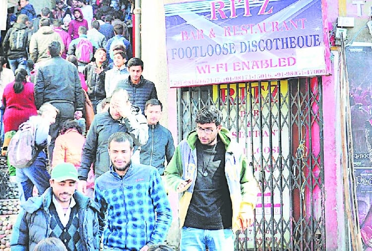 padmavat movie released in himachal with police protection