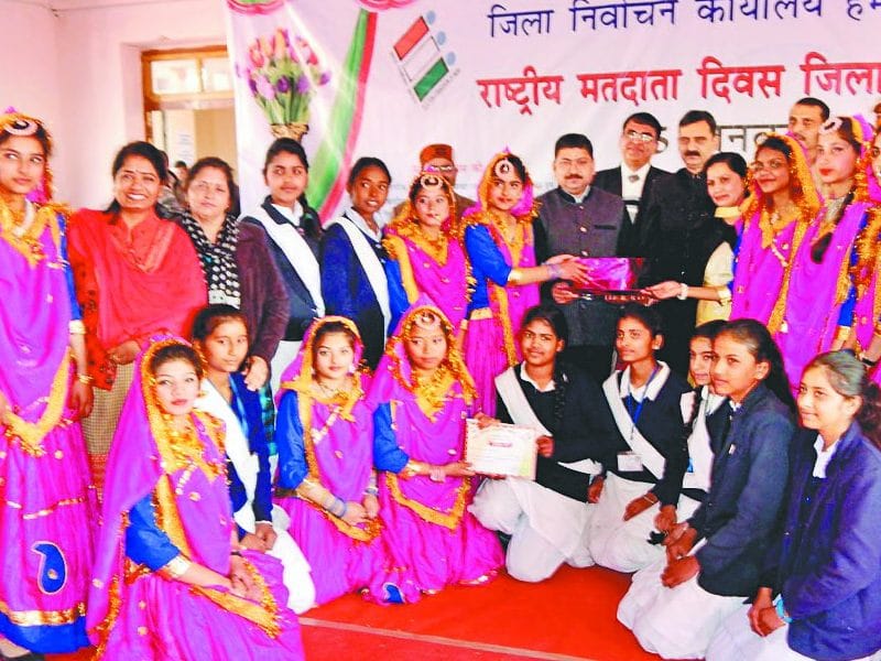 चित्रकला प्रतियोगिता में करीना ने झटका पहला स्थान