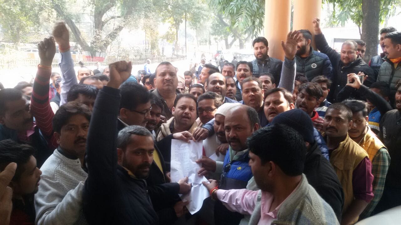 malihabad businessmen protest against dacoity