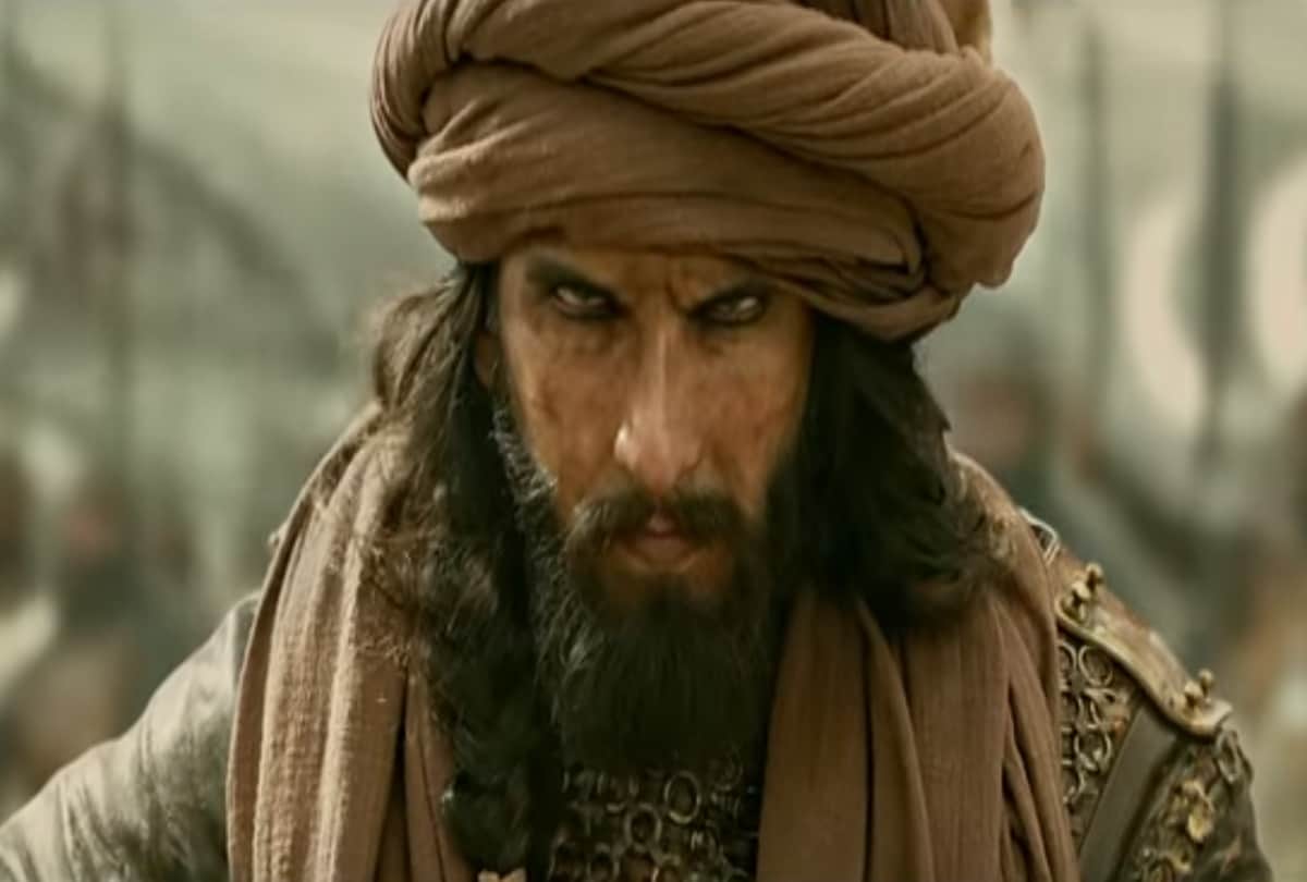 shahid kapoor retweets on audience reaction over comparision with ranveer singh