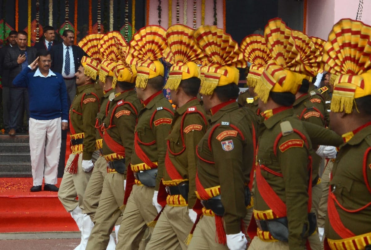 kejriwal hosted the flag and talked about the protest against padmavat