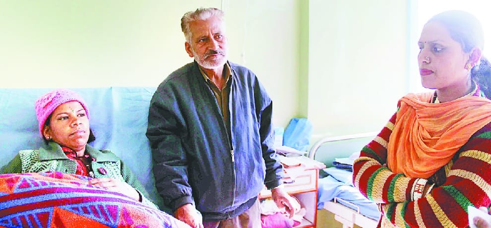 सोलन अस्पताल में नहीं मिले स्त्री रोग विशेषज्ञ, दर-दर भटकने को मजबूर हुए परिजन