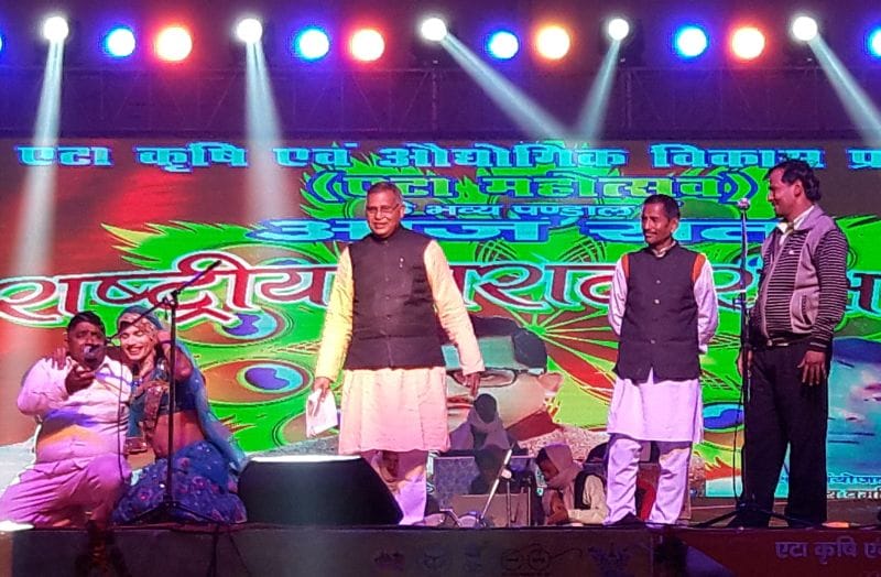 एटा महोत्सव में गूंजी र सयों की दहाड़