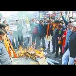 बिजनौर के शास्त्री चौक पर संजय लीला भंसाली का पुतला फूंकते लोग।