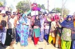 सहारनपुर में तलवारें लहराती महिलाएं।
