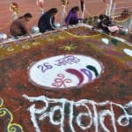 गणतंत्र दिवस की पूर्व संध्या पर पुलिस लाइन परिसर में छात्राओं द्वारा बनाई जा रही आकर्षक रंगोली।