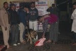 गणतंत्र दिवस की पूर्व संध्या पर रेलवे स्टेशन पर जांच करते पुलिसकर्मी