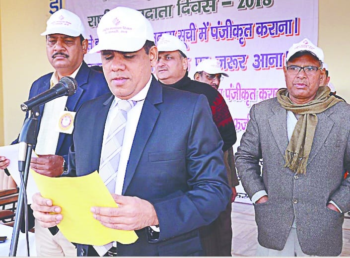 DM administers oath of voter awareness