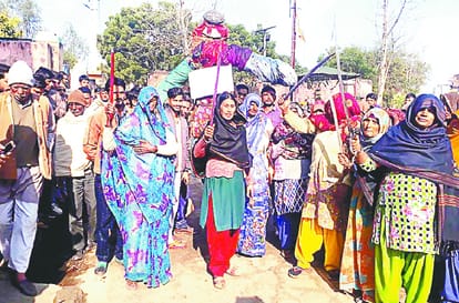 सहारनपुर में तलवारें लहराती महिलाएं।