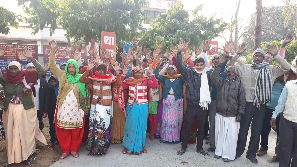 stone throwing for ration shop in amroha