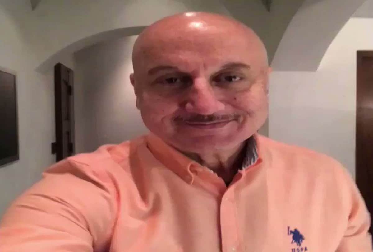 why anupam kher resign from FTII chairman post