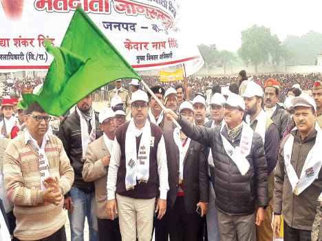 मतदाता जागरुकता रैली को झंडी दिखाकर रवाना करते डीएम।    अमर उजाला