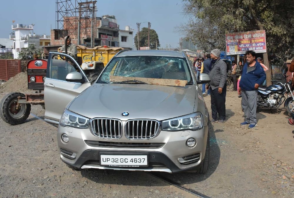 पद्मावत पर बवाल: उपद्रवियों ने तोड़ी बीएमडब्ल्यू कार, हॉल मालिक से की मारपीट