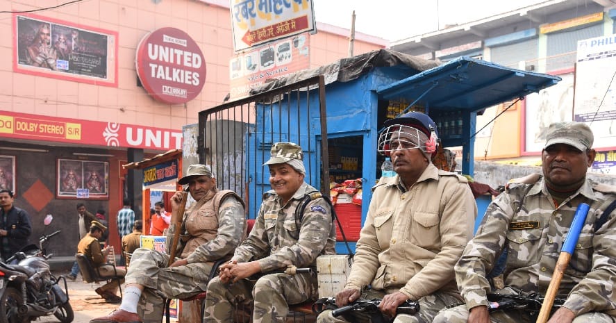भारी सुरक्षा बल के बीच पर्दे पर उतरी पद्मावती