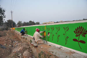 pentigh se ho rhi gandhi diwaro ko denting