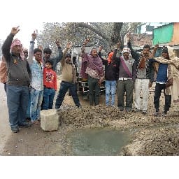 जलनिगम के अधिकारियों के खिलाफ की नारेबाजी