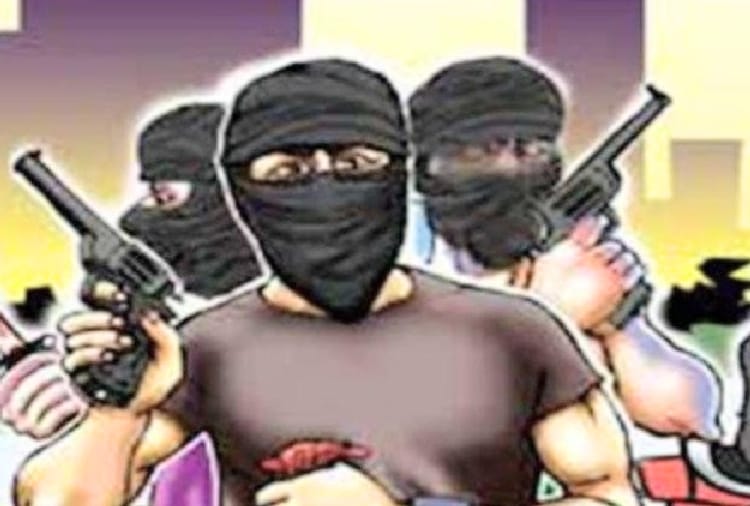 unknown persons robbed 60 thousand after making salesman hostage