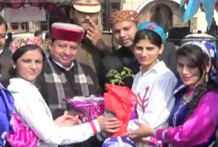 student awarded with flower on republic day in nahan