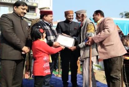 student awarded with flower on republic day in nahan