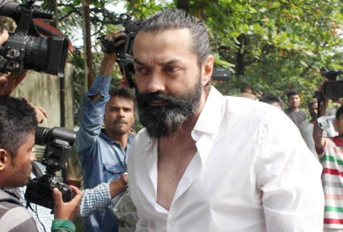 bobby deol celebrate his 50th birthday with his family