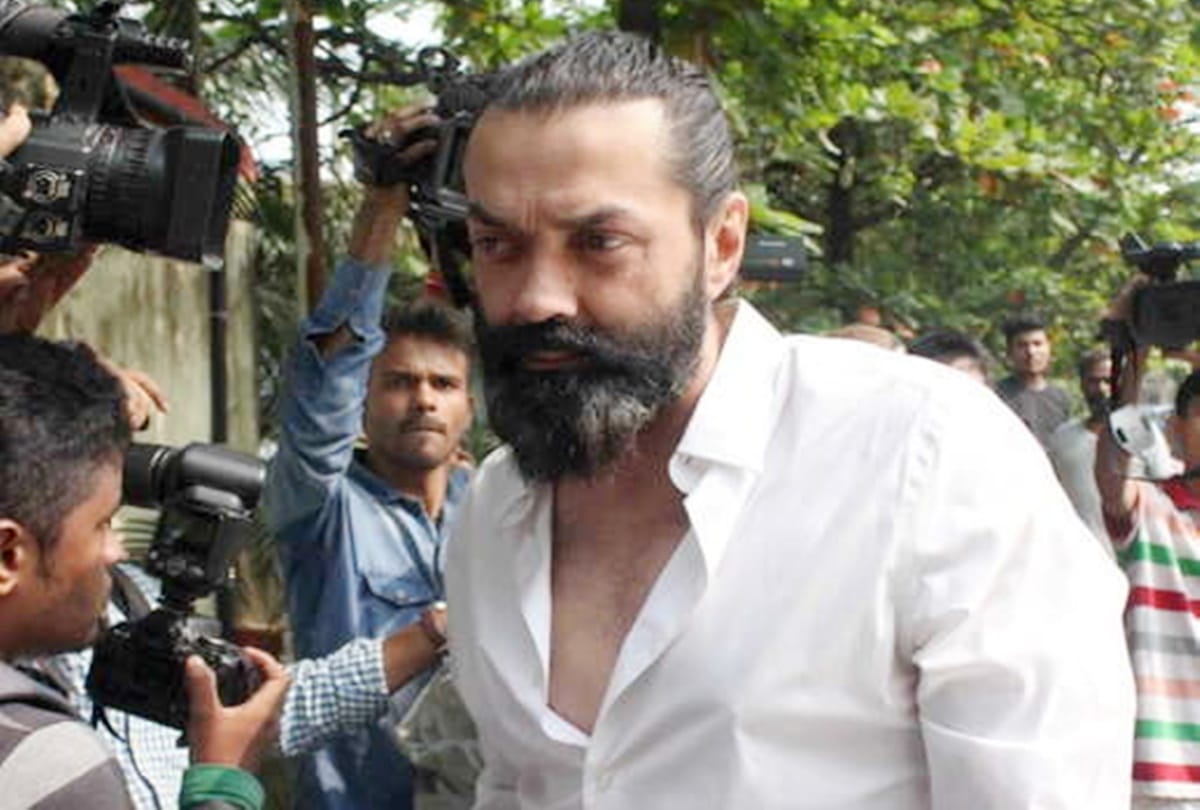 bobby deol celebrate his 50th birthday with his family