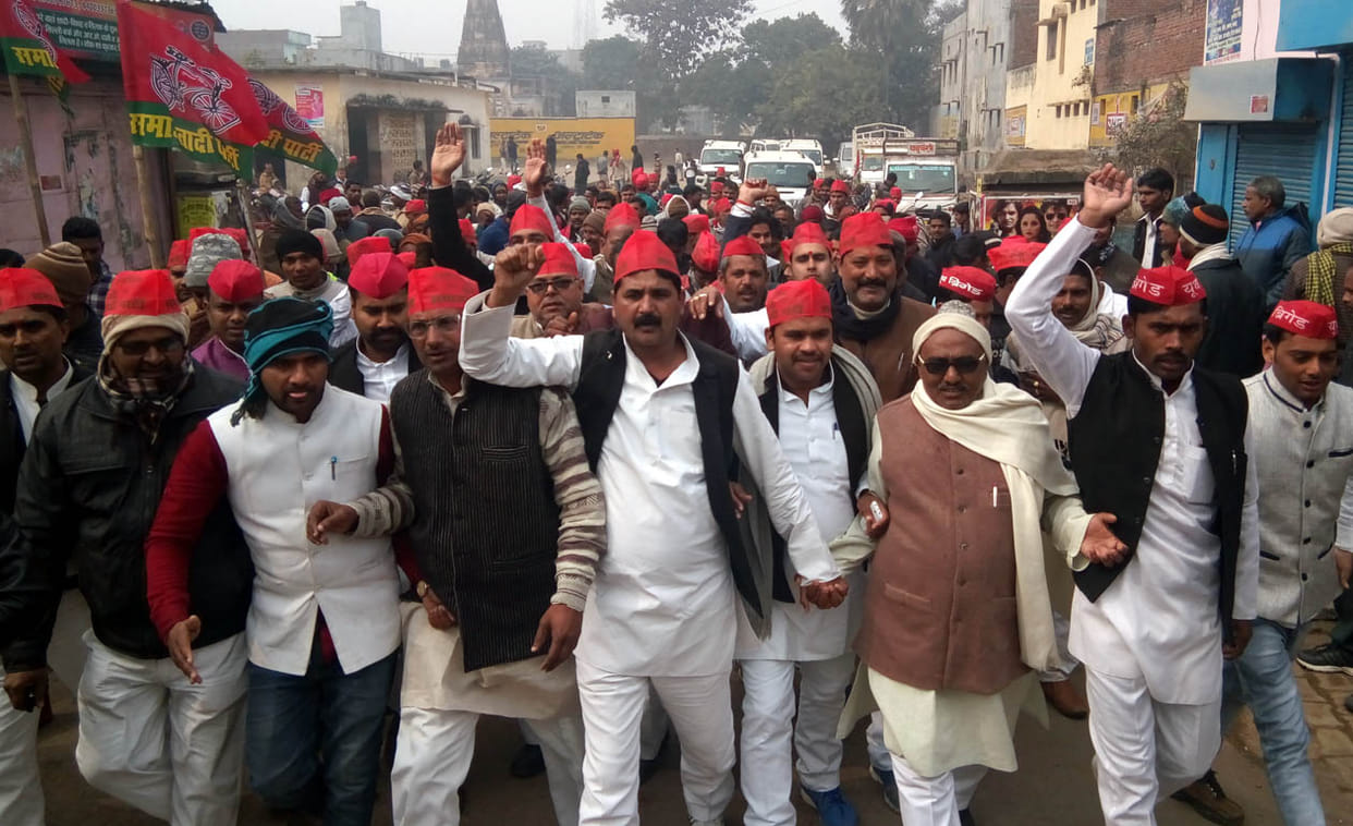 डीएम आवास पर आलू फेका, तहसील में प्रदर्शन