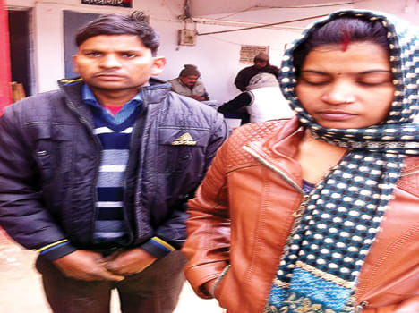 tamancha dikhaakar bhaee-bahan se lootapaat