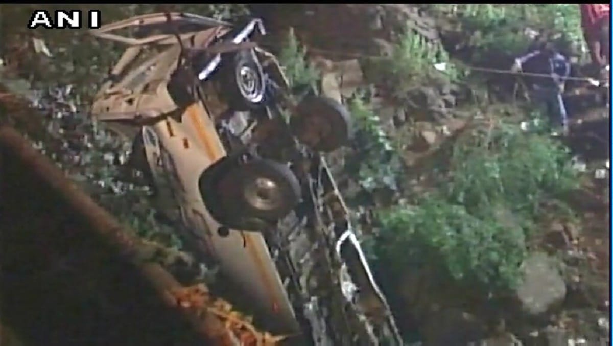 Maharashtra Kolhapur mini bus fell into a river 13 dead and 3 injured 