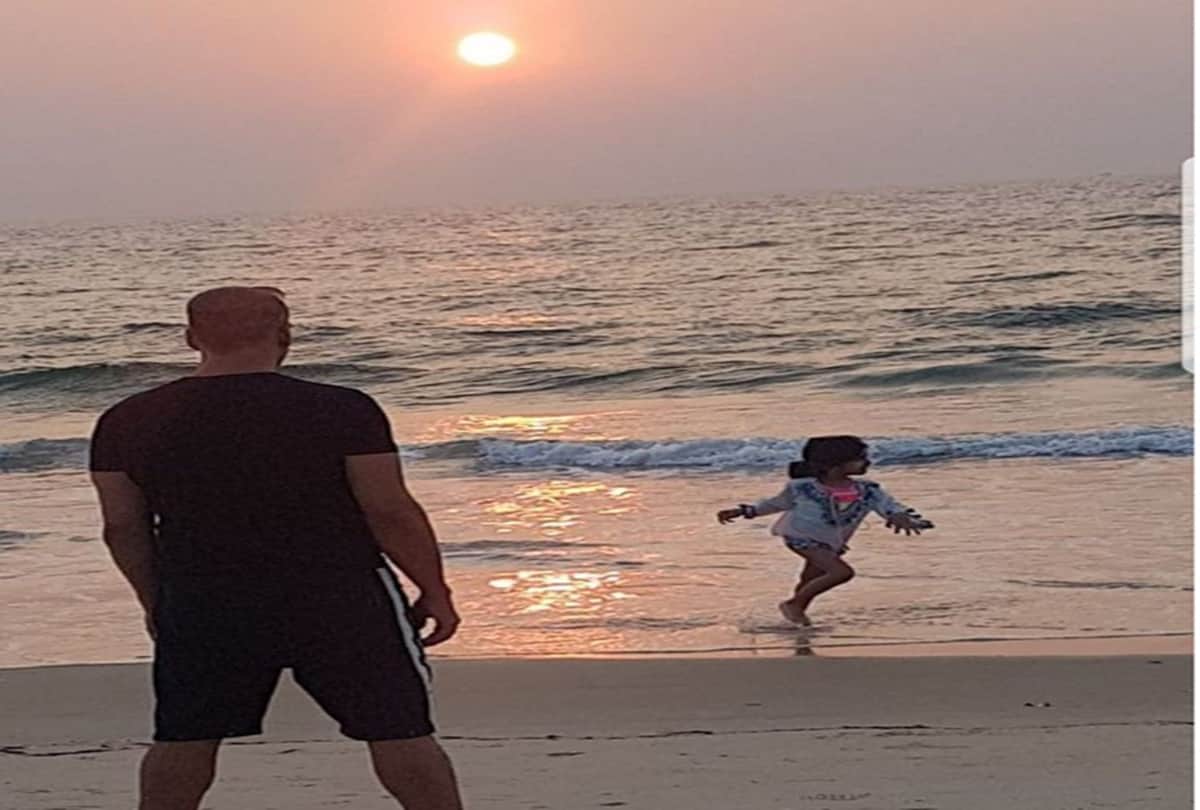 Akshay Kumar enjoying his leisure moments with daughter nitara in goa