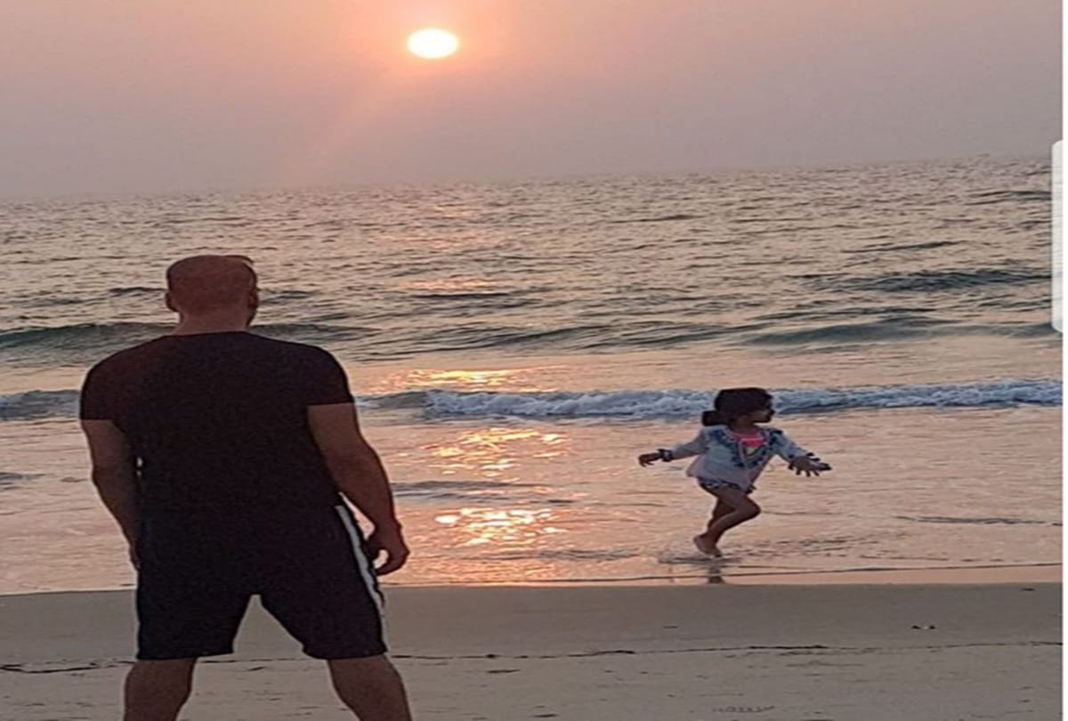 Akshay Kumar enjoying his leisure moments with daughter nitara in goa