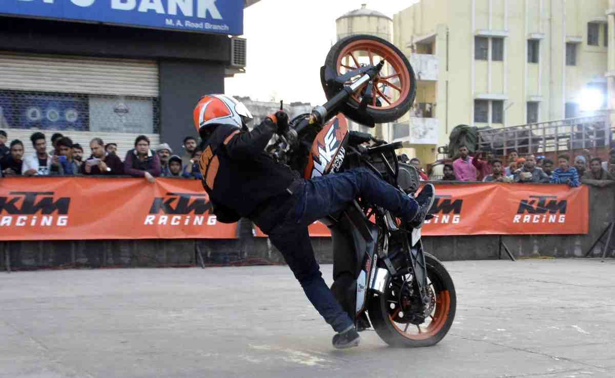 fight between two side during bike stunt in delhi