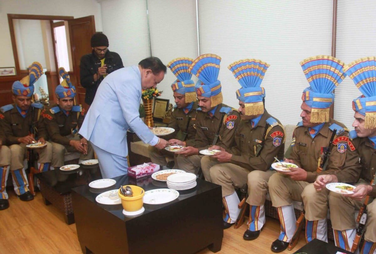 cabinet minister dr. harsh vardhan served snacks to crpf soldiers
