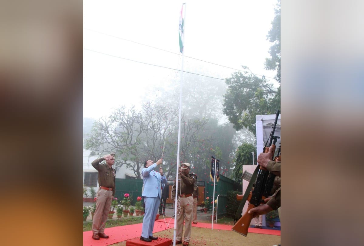 cabinet minister dr. harsh vardhan served snacks to crpf soldiers