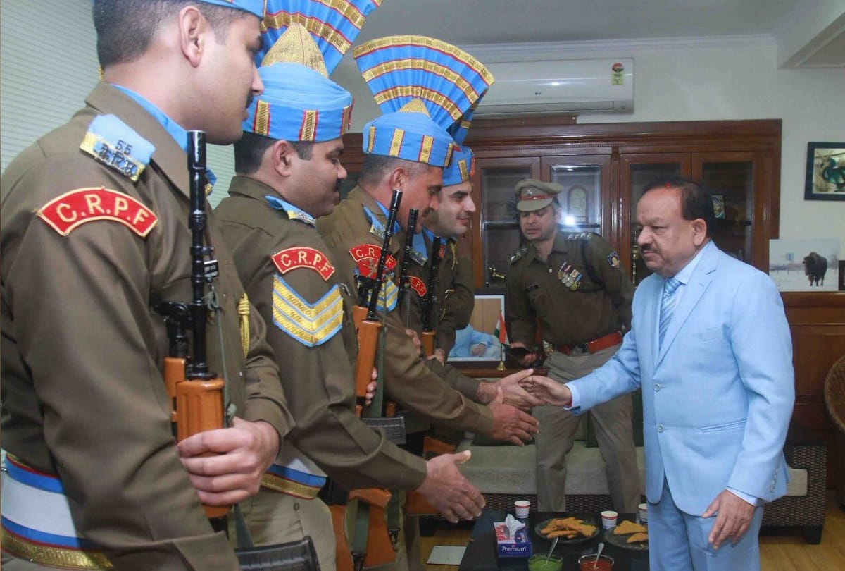 cabinet minister dr. harsh vardhan served snacks to crpf soldiers