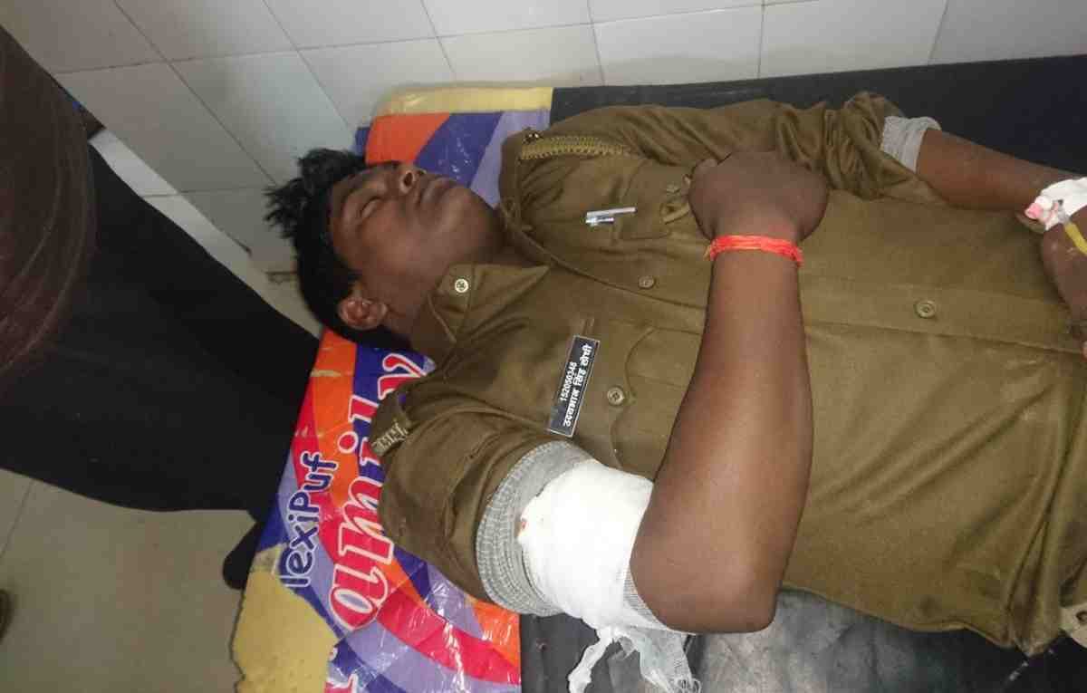 Police encounter in azamgarh one criminal killed