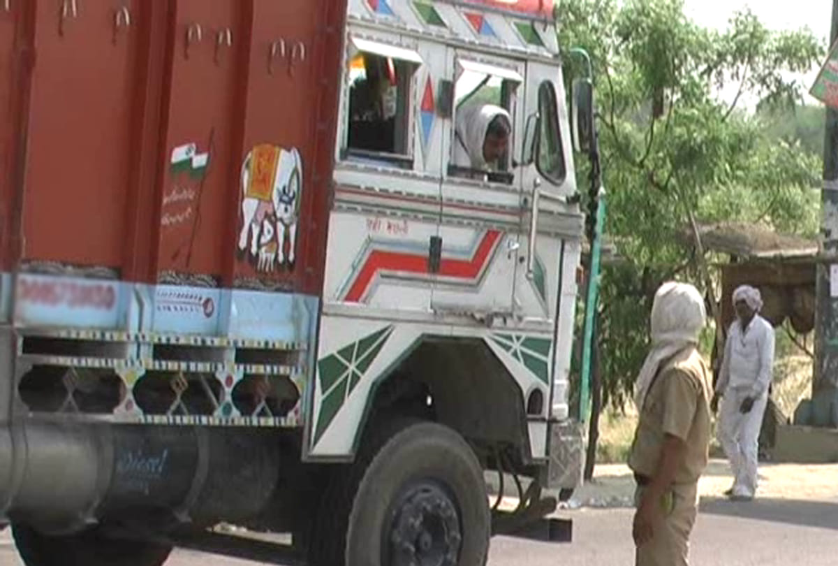 illegal recovery agents from truck drivers arrested in banda