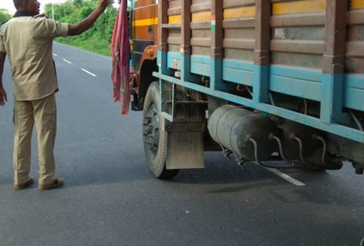 illegal recovery agents from truck drivers arrested in banda