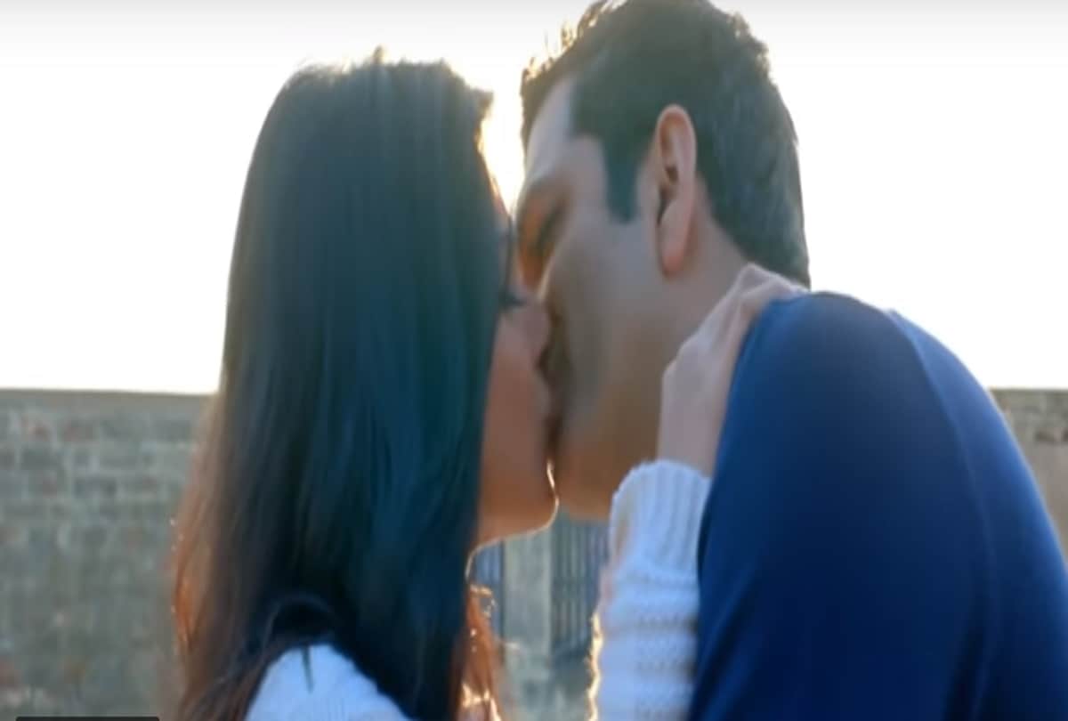 jennifer wingets movie fir se kissing scene has been viral on social media