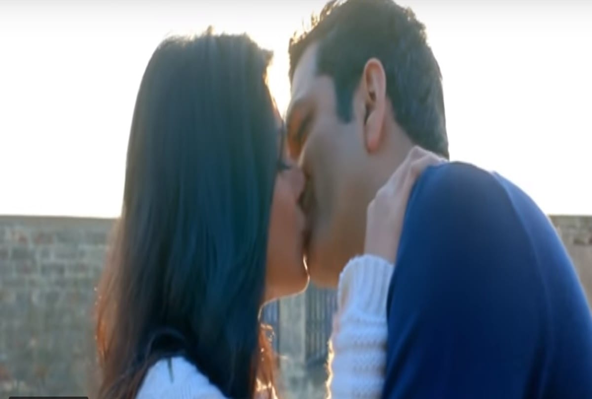 jennifer wingets movie fir se kissing scene has been viral on social media
