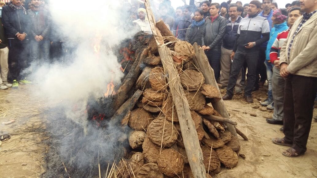 last rite of dead boy in kasganj after talk with UP CM Yogi Adityanath 