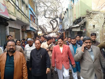 mob torched a wooden shop in kasganj