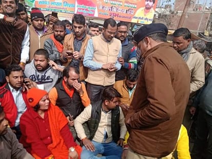 mob torched a wooden shop in kasganj