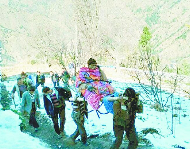 पांच किलोमीटर बर्फीले रास्ते से पालकी में अस्पताल पहुंचाया मरीज