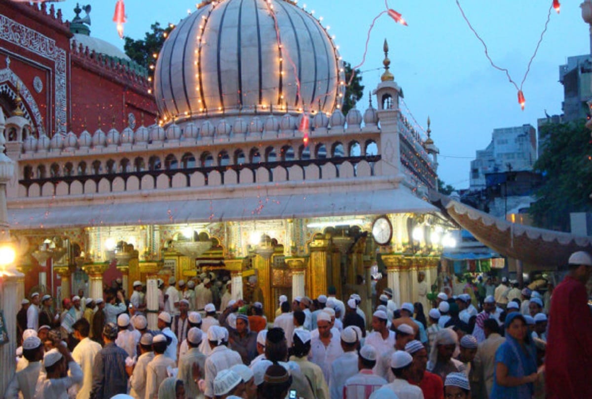 delhi high sends notice to central government regarding women entry in nizamuddin dargah