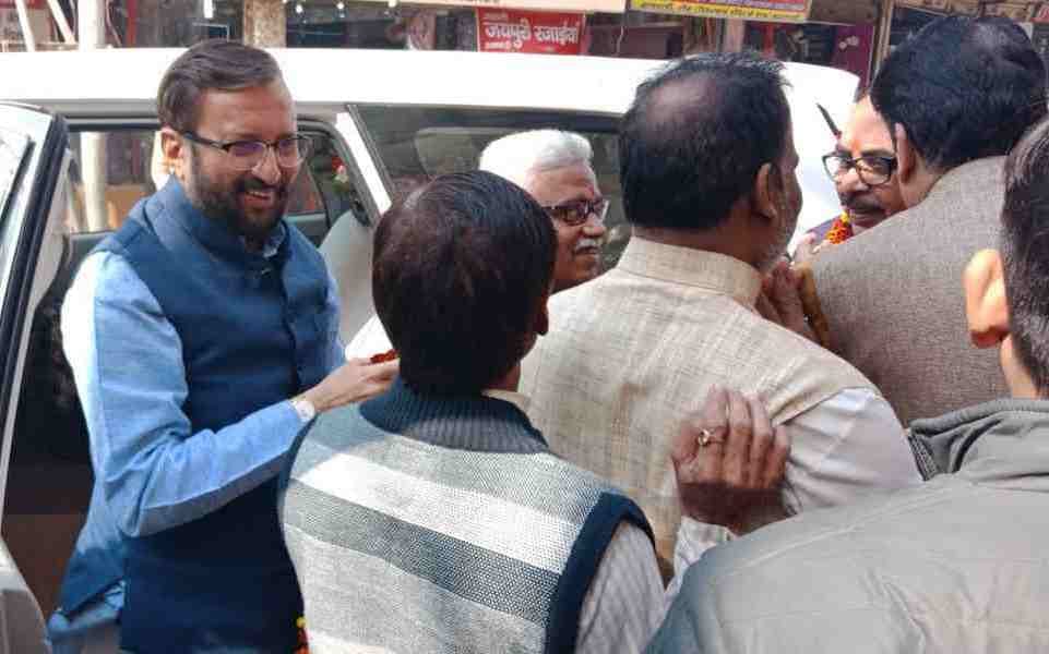 Prakash javadekar do worship at kashi vishwnath temple